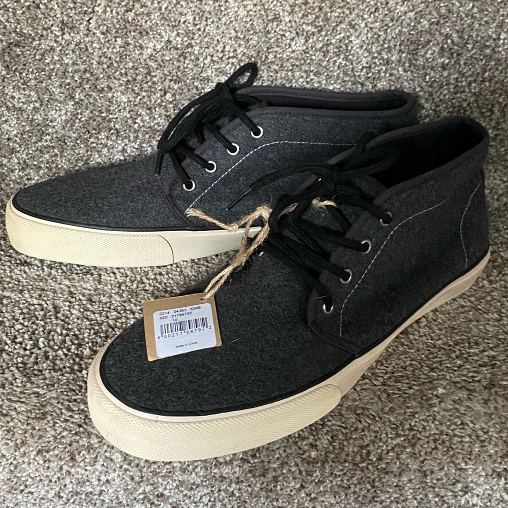 New NWT American Eagle Men’s size 10 Gray Suede Chukka Sneaker Shoe
